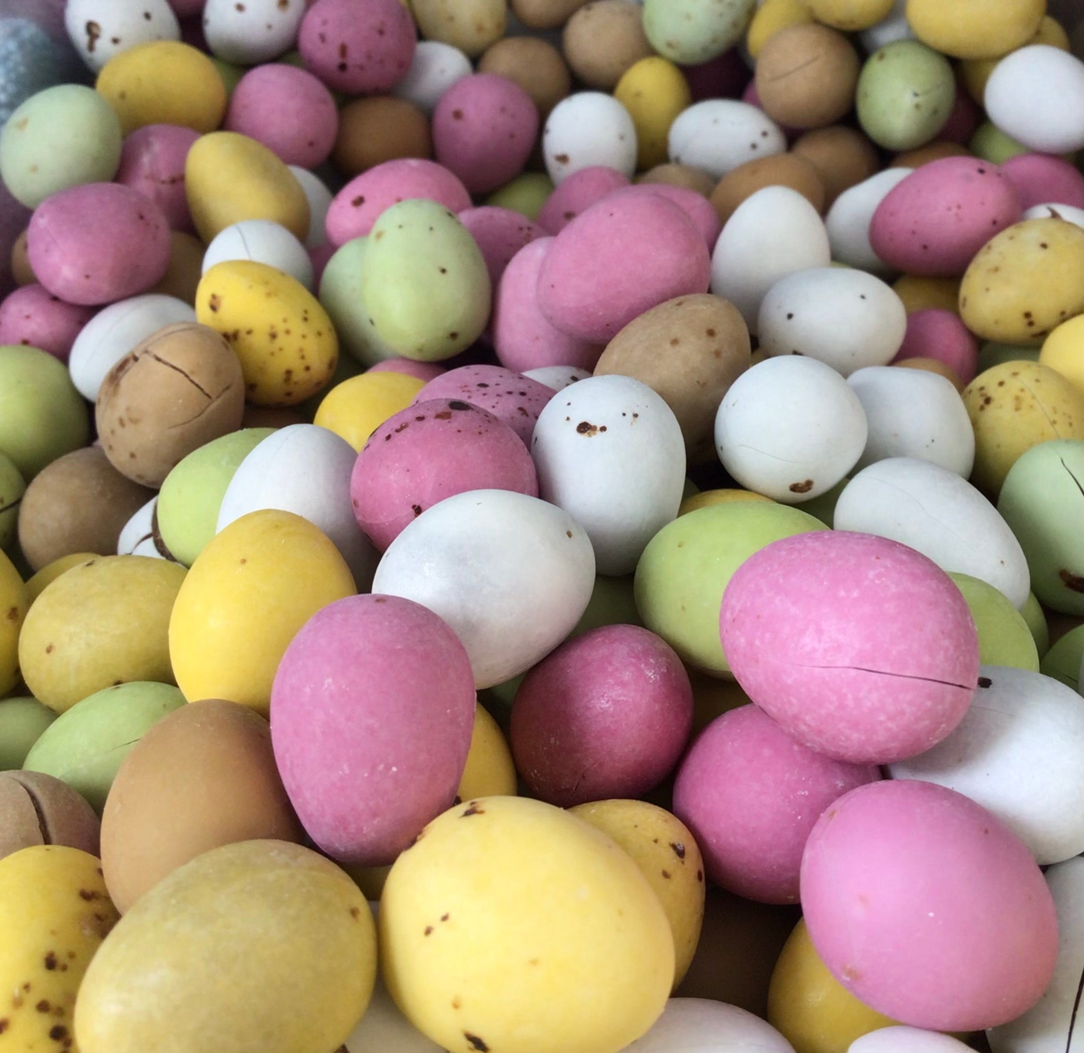 Crispy Chocolate Mini Eggs Share Pouch – 250g